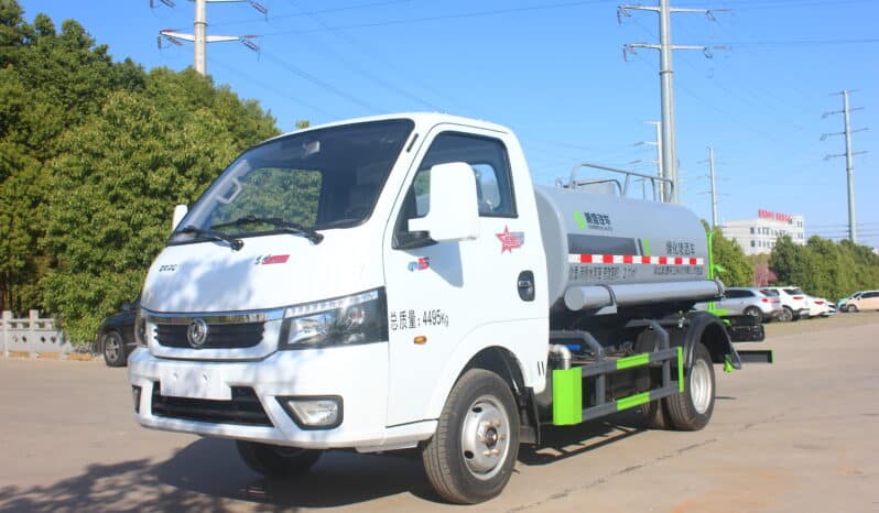 Water Sprinkler Truck 2.21m³ Dongfeng Tuyi 45° Front View