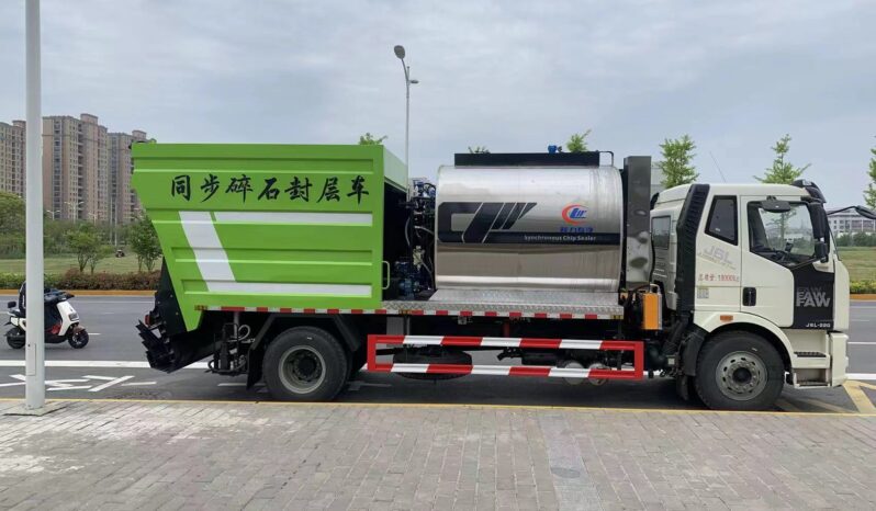 Asphalt Chip Sealing Truck with 14m³ Capacity, FAW Jiefang 4×2 full