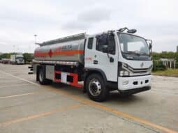 Oil Tanker Truck 13.7m³ Dongfeng Dolika D8 45° Front View