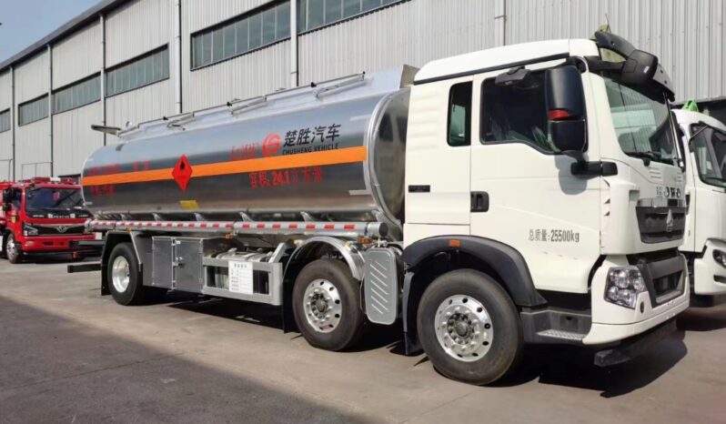 Oil Tanker Truck 24.1m³ Sinotruk Howo Small Three-Axle 45° Front View