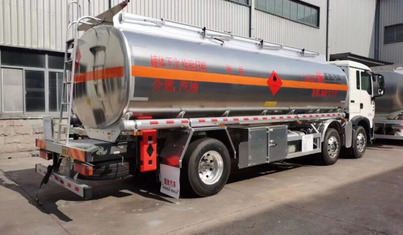 Oil Tanker Truck 24.1m³ Sinotruk Howo Small Three-Axle | Gasoline Transport full